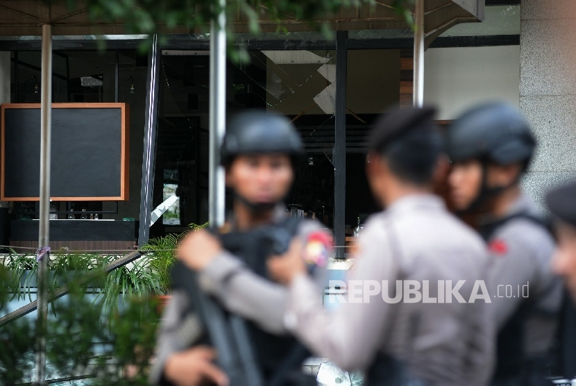 Sejumlah petugas kepolisian melakukan olah TKP pasca bom bunuh diri dan penembakan di kawasan Sarinah, Jakarta Pusat,Kamis (14/1). (Republika/Prayogi)