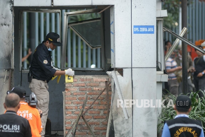 Sejumlah petugas kepolisian melakukan olah TKP pasca bom bunuh diri dan penembakan di kawasan Sarinah, Jakarta Pusat,Kamis (14/1). (Republika/Prayogi)