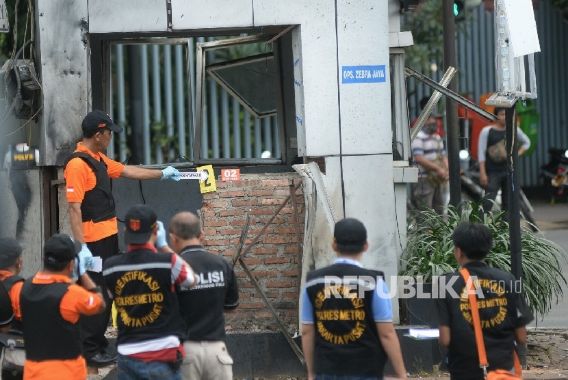 Sejumlah petugas kepolisian melakukan olah TKP pasca bom bunuh diri dan penembakan di kawasan Sarinah, Jakarta Pusat,Kamis (14/1). (Republika/Prayogi)