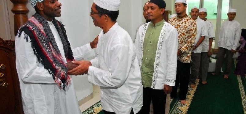 Sejumla warga memberikan ucapan selamat kepada Kepala Suku Asmat, Umar Abdul Kayimter (kiri), yang telah menjadi mualaf di Masjid Darussalam, Jatibening, Bekasi, Jawa Barat, Ahad (19/2).