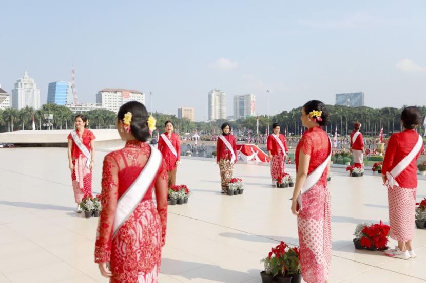 Sejumlah 200 perempuan berkebaya membentuk Barisan Penjaga Bendera Pusaka yang mengawal keluarnya Bendera Pusaka Merah Putih dari penyimpanannya di Monumen Nasional (Monas) bersama dengan Paskibraka dan Paspamres. 