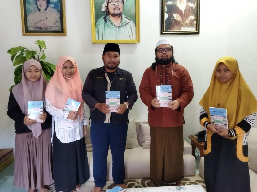Sejumlah 6 santri MA Zainul Hasan 1 Genggong menulis dan menerbitkan buku antologi
