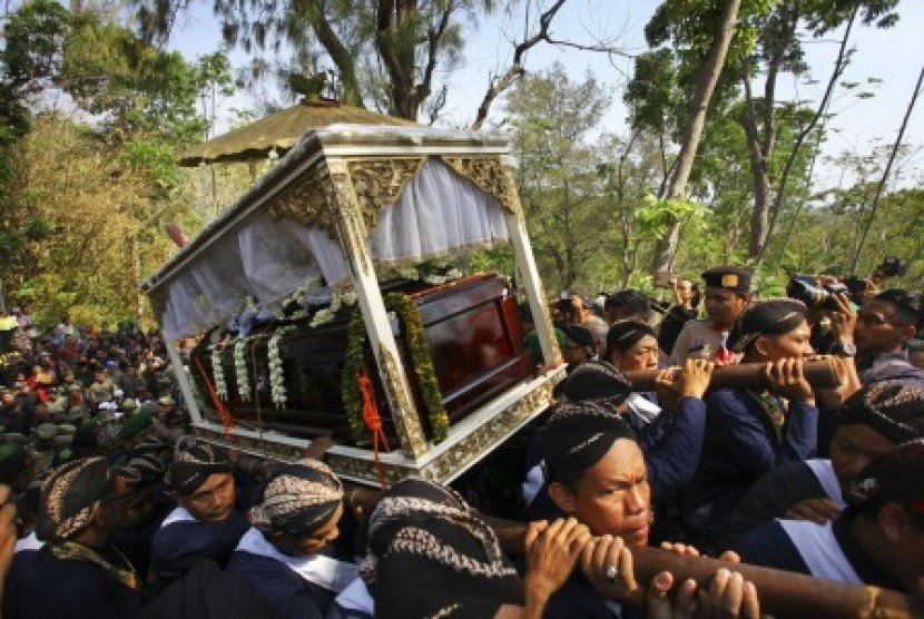 Sejumlah abdi dalem membawa peti jenazah Kanjeng Gusti Pangeran Adipati Arya (KGPAA) Sri Paduka Pakualam IX saat prosesi pemakaman di Astana Girigondo, Temon, Kulonprogo, Yogyakarta, Minggu (22/11).