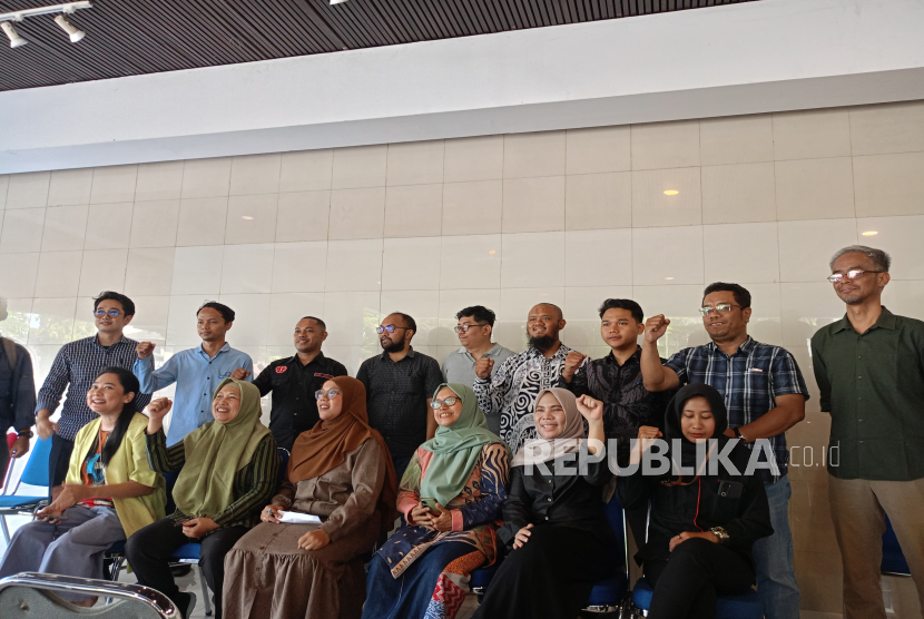 Sejumlah advokat dan organisasi bantuan hukum mendeklarasikan Barisan Advokasi Rakyat untuk Demokrasi dan Keadilan (BARA ADIL) di UII Kampus Cik Ditiro, Yogyakarta, Jumat (12/9/2025).  