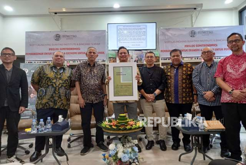 Sejumlah akademisi mendeklarasikan pendirian Sumitro Institute. 
