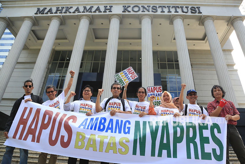 Sejumlah aktifis pro demokrasi yang mendaftarkan Pengujian Undang-Undang No.7 Tahun 2017 tentang Pemilihan Umum, membentangkan spanduk seusai melengkapi syarat gugatan di Mahkamah Konstitusi (MK),Jakarta, Kamis (21/6).