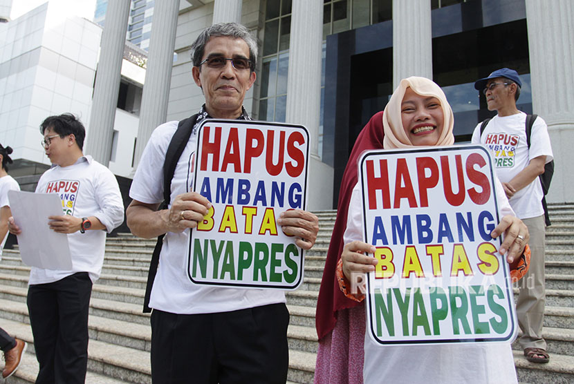 Sejumlah aktifis pro demokrasi yang mendaftarkan Pengujian Undang-Undang No.7 Tahun 2017 tentang Pemilihan Umum, membentangkan spanduk seusai melengkapi syarat gugatan di Mahkamah Konstitusi (MK),Jakarta, Kamis (21/6).