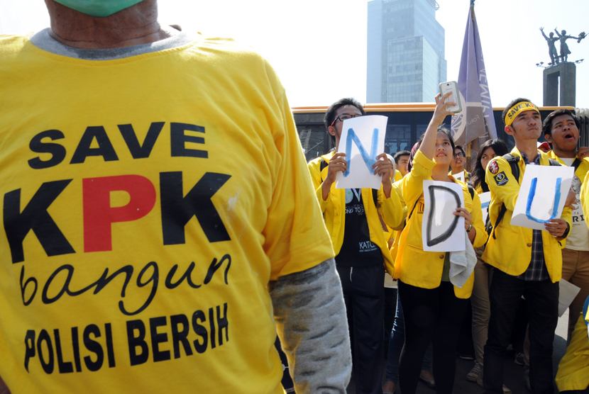  Sejumlah aktivis alumni Universitas Indonesia, IPB, serta ITB menggelar aksi dukungan terhadap KPK dan Polri untuk memberantas korupsi di Indonesia, aksi iberlangsung di Bundaran HI, Jakarta, Ahad (22/2). (foto : MgROL_34)