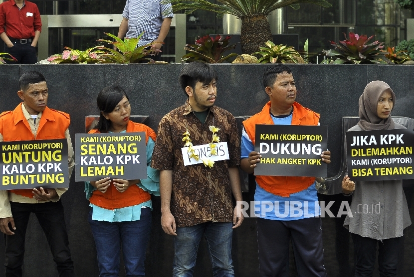 Sejumlah aktivis antikorupsi melakukan aksi parodi Pansus Hak Angket saat mengunjungi Lapas Sukamiskin di depan Gedung KPK, Jakarta, Ahad (9/7). 