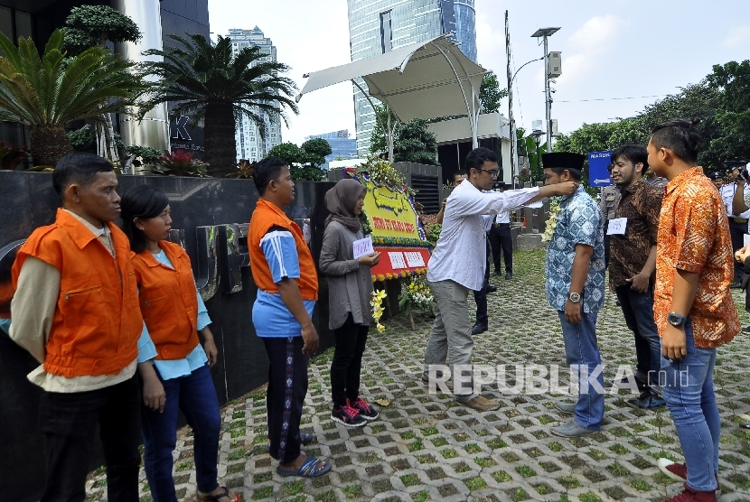 Sejumlah aktivis antikorupsi melakukan aksi parodi Pansus Hak Angket saat mengunjungi Lapas Sukamiskin di depan Gedung KPK, Jakarta, Ahad (9/7).