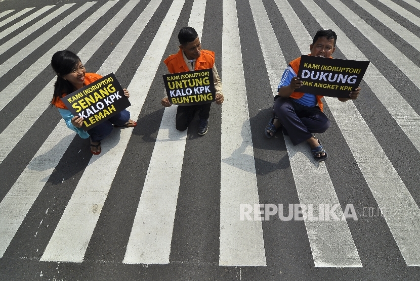 Sejumlah aktivis antikorupsi melakukan aksi parodi Pansus Hak Angket saat mengunjungi Lapas Sukamiskin di depan Gedung KPK, Jakarta, Ahad (9/7).