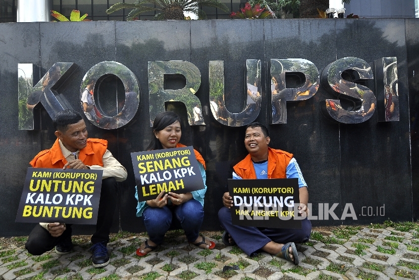 Sejumlah aktivis antikorupsi melakukan aksi parodi Pansus Hak Angket saat mengunjungi Lapas Sukamiskin di depan Gedung KPK, Jakarta, Ahad (9/7).