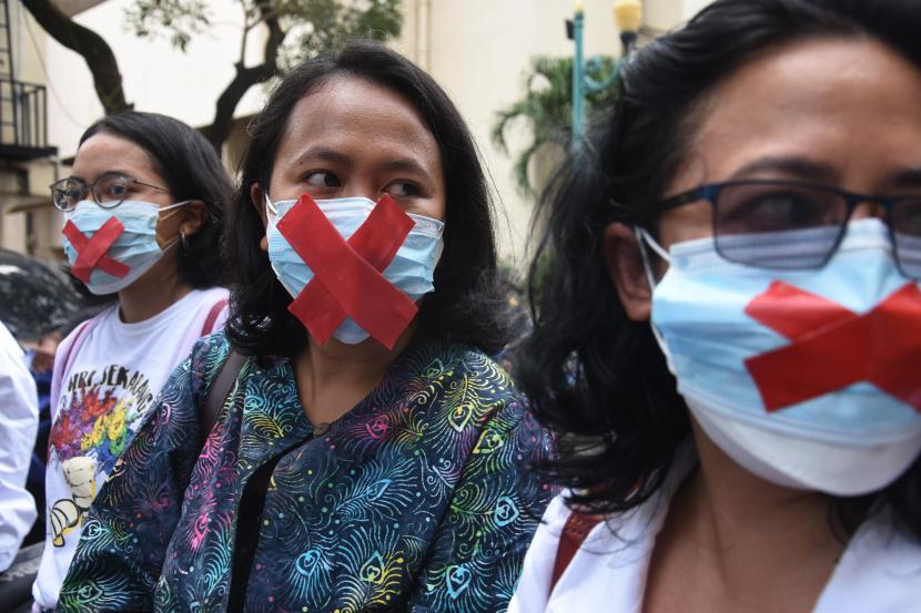 Sejumlah aktivis dan akademisi mengenakan masker bertanda silang saat mendampingi Direktur Lokataru Haris Azhar yang menjalani pemeriksaan di Polda Metro Jaya, Jakarta, Senin (21/3/2022). Kejati DKI Jakarta telah menyatakan berkas perkara lengkap atau P21. (ilustrasi)