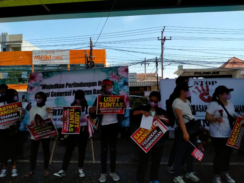 Sejumlah aktivis dan koalisi mengadakan aksi demonstrasi dalam menanggapi kasus kejahatan seksual yang dilakukan terdakwa JE di depan Pengadilan Negeri (PN) Kota Malang, Rabu (20/7/2022). 