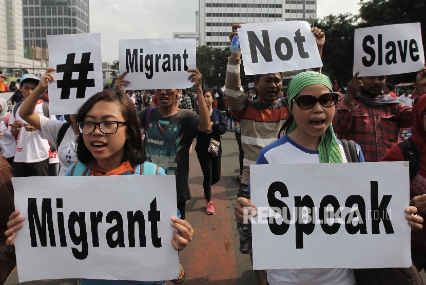 Sejumlah aktivis dari Jaringan Buruh Migran Indonesia (JBMI) melakukan aksi saat hari bebas kendaraan di Bundaran HI, Jakarta, Ahad (18/9).  (Republika/ Raisan Al Farisi)