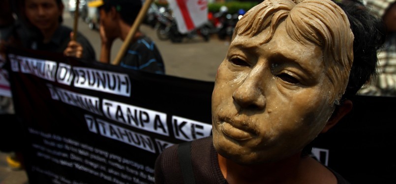 Sejumlah aktivis dari Komite Aksi Solidaritas Munir (KASUM) melakukan aksi memperingati tujuh tahun tewasnya pejuang Hak Asasi Manusia (HAM) Munir di depan Istana Merdeka, Jakarta. (Republika/Edwin Dwi Putranto)