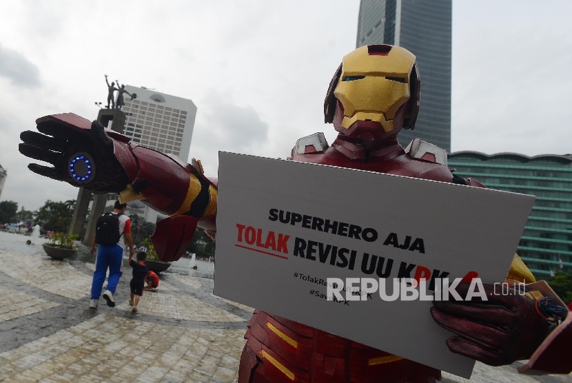  Sejumlah aktivis dengan menggunakan kostum Superhero yang tergabung dalam Koalisi Masyarakat Anti Korupsi melakukan aksi simpatik saat Hari Bebas Kendaraan Bermotor di Jakarta, Ahad (21/2). (Republika/Raisan Al Farisi)
