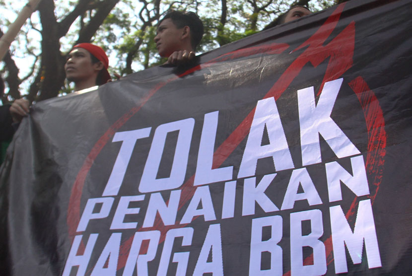 Sejumlah aktivis Front Mahasiswa Nasional (FMN) membawa poster saat berunjukrasa di depan Gedung DPRD, Malang, Jawa Timur, Jumat (12/9). 