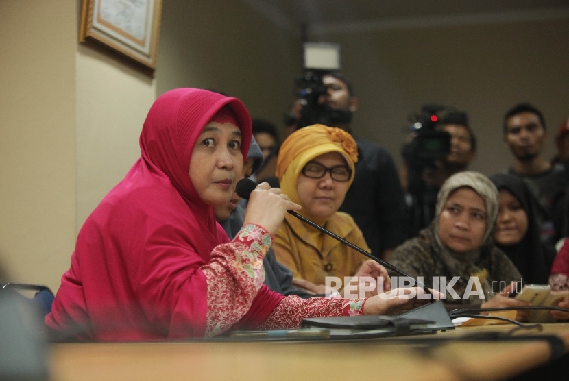  Sejumlah aktivis Gerakan Indonesia Beradab (GIB) beraudiensi dengan jajaran pimpinan Komisi Penyiaran Indonesia (KPI) saat melakukan kunjungan di Kantor KPI, Jakarta, Selasa ( 1/3).(Republika/Rakhmawaty La’lang)