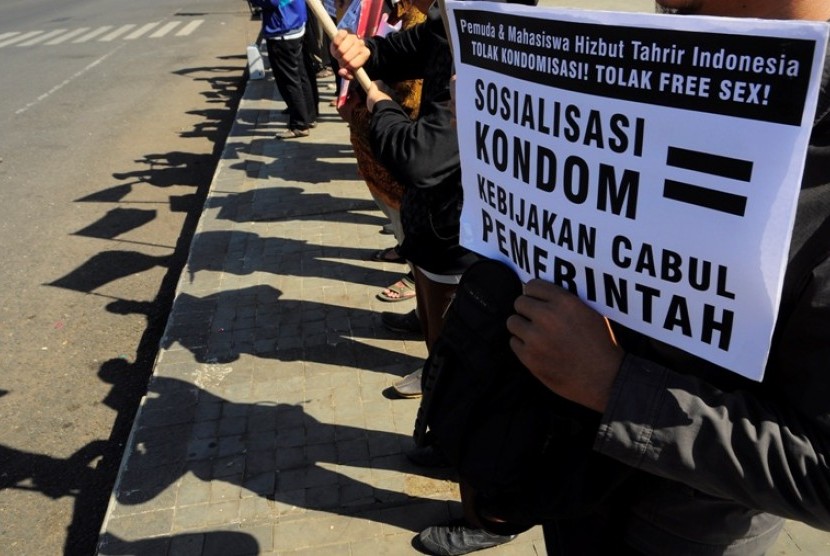 Sejumlah aktivis Hizbut Tahrir Indonesia melakukan aksi unjuk rasa menolak sosialisasi kondom di Alun - alun Purwokerto, Banyumas,Jateng, Minggu (24/6). Mereka mengecam sosialisasi kondom oleh menkes karena bertentangan keras dengan hukum Islam dan melegal