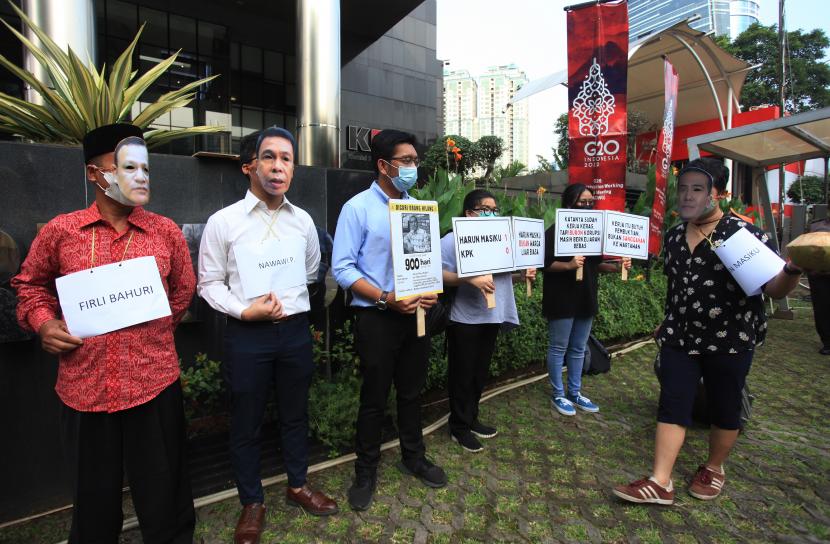 Sejumlah aktivis Indonesia Corruption Watch (ICW) melakukan aksi teatrikal saat unjuk rasa mencari Harun Masiku di depan Gedung KPK Merah Putih, Jakarta, Selasa (28/6/2022). 