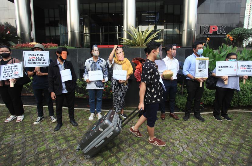 Sejumlah aktivis Indonesia Corruption Watch (ICW), melakukan aksi teatrikal saat unjuk rasa di depan Gedung KPK Merah Putih, Jakarta, Selasa (28/6/2022). Mereka menuntut penuntasan penanganan perkara yang diduga melibatkan politikus Harun Masiku. 