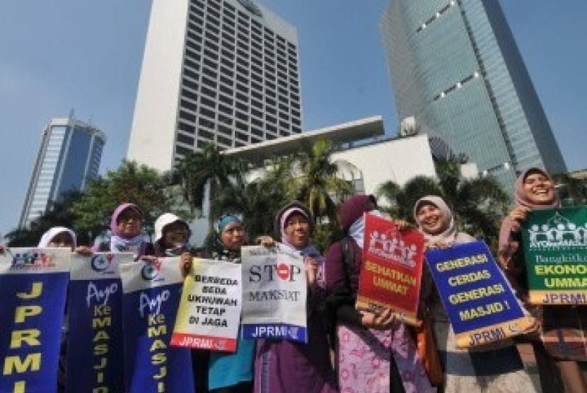 Sejumlah aktivis Jaringan Pemuda dan Remaja Masjid Indonesia melakukan kampanye menyambut Ramadhan dan ‘Gerakan Ayo ke Masjid’ di Bundaran HI, Jakarta, Ahad (24/7). Mereka mengajak umat Islam untuk mempersiapkan diri menjelang Ramadhan dan lebih giat menja