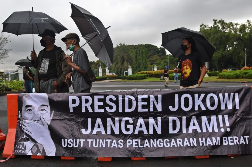 Sejumlah aktivis Jaringan Solidaritas Korban untuk Keadilan (JSKK) melakukan Aksi Kamisan Ke-730 di depan Istana Merdeka, Jakarta, Kamis (9/6/2022). Aksi tersebut meminta Presiden Joko Widodo memegang teguh komitmen untuk menyelesaikan sejumlah kasus pelanggaran HAM berat masa lalu, termasuk kasus pelanggaran HAM di Wasior, Papua yang terjadi pada 13 Juni 2001. 