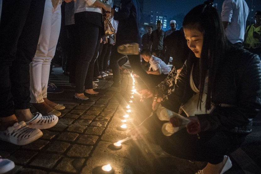 Sejumlah aktivis kelompok Cipayung melakukan aksi simpatik di kawasan bundaran Patung Arjuna Wijaya, Jakarta, Sabtu (19/11). Dalam aksinya mereka menuntut Kepolisian Republik Indonesia untuk mengusut tuntas dalang dan pelaku teror di Samarinda, Singkawang 