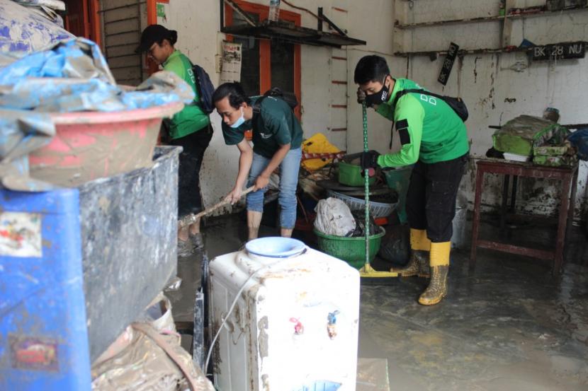 Sejumlah aktivis kemanusiaan Dompet Dhuafa Waspada lakukan pembersihan lumpur di rumah warga, Selasa, (8/12).