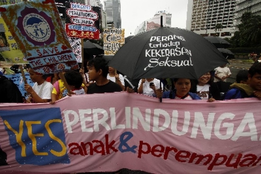Sejumlah aktivis Komisi Perlindungan Anak Indonesia (KPAI) beserta anak-anak Koalisi Aksi Solidaritas Darurat Nasional Kejahatan Seksual, melakukan aksi di Kawasan Bunderan Hotel Indonesia, Jakarta.