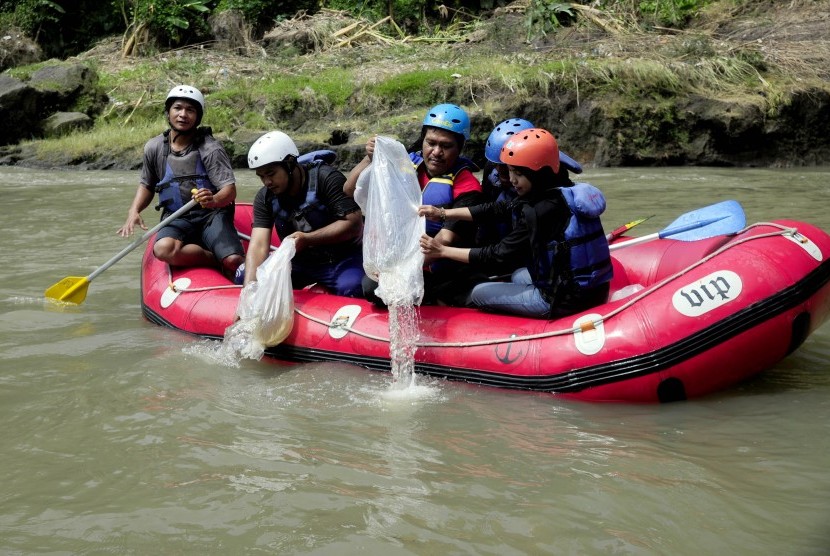 Sejumlah aktivis lingkungan bersama wartawan melepaskan benih ikan di sungai Elo dalam rangkaian Festival Elo Progo di sungai Elo Deyangan, Mertoyudan, Magelang, Jawa Tengah, Rabu (16/3).
