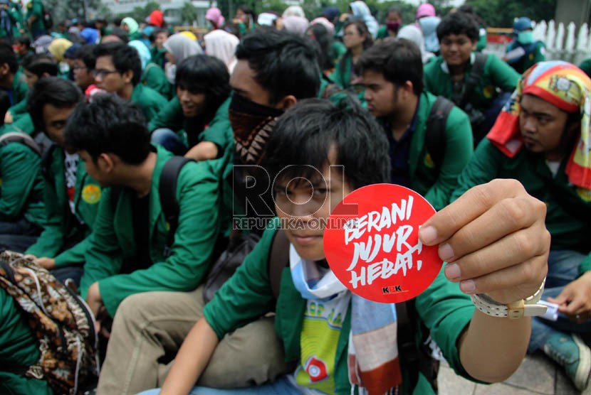  Sejumlah aktivis mahasiswa melakukan aksi damai memperingati Hari Antikorupsi Sedunia di Bundaran Hotel Indonesia, Jakarta, Senin (10/12).(Republika/Yasin Habibi)