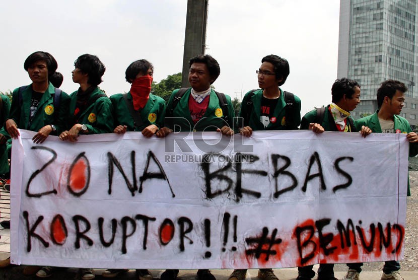  Sejumlah aktivis mahasiswa melakukan aksi damai memperingati Hari Antikorupsi Sedunia di Bundaran Hotel Indonesia, Jakarta, Senin (10/12).(Republika/Yasin Habibi)