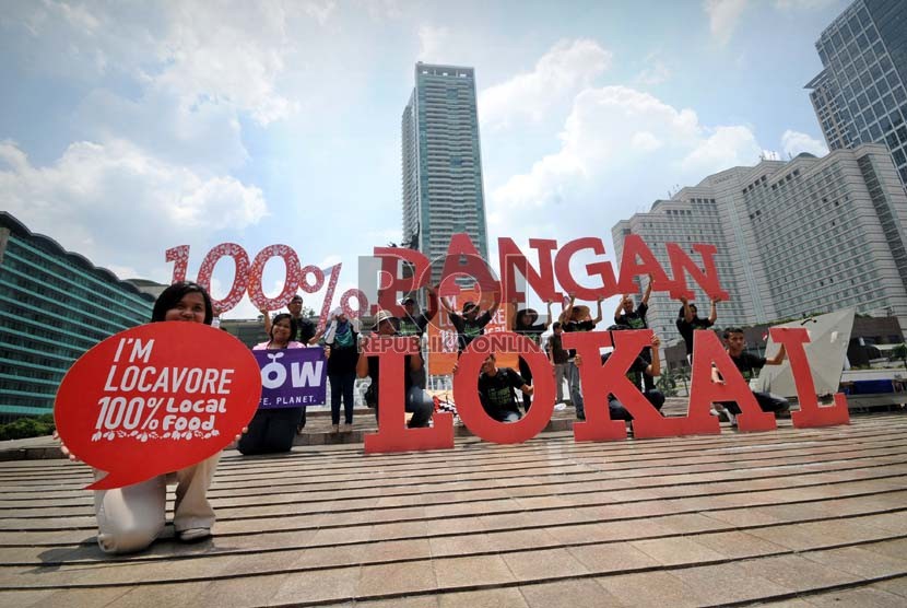 Sejumlah aktivis melakukan aksi simpatik menyambut Hari Pangan Sedunia di Bundaran Hotel Indonesia (HI), Jakarta, Selasa (16/10).  (Aditya Pradana Putra/Republika)