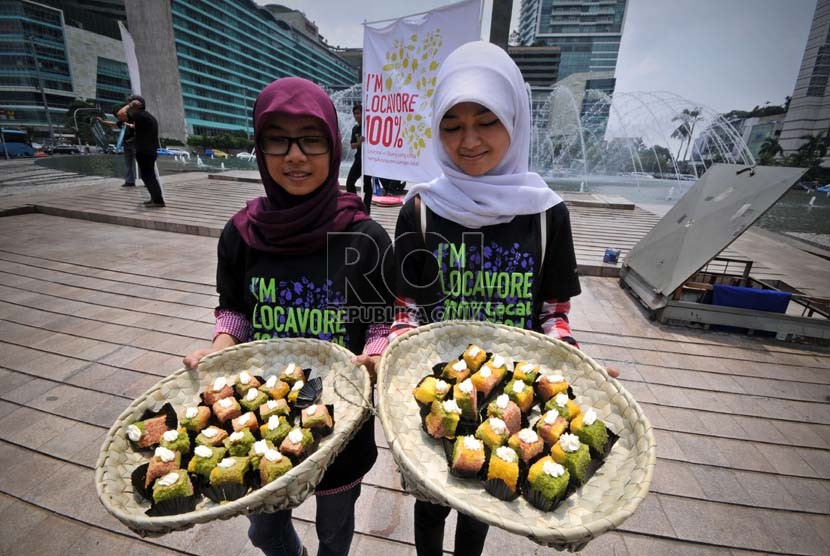 Sejumlah aktivis melakukan aksi simpatik menyambut Hari Pangan Sedunia di Bundaran Hotel Indonesia (HI), Jakarta, Selasa (16/10).  (Aditya Pradana Putra/Republika)