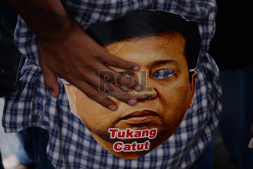 Sejumlah aktivis memakai topeng Ketua DPR Setya Novanto saat berunjuk rasa di depan Gedung Komisi Pemberantasan Korupsi (KPK), Jakarta, Selasa (24/11). 