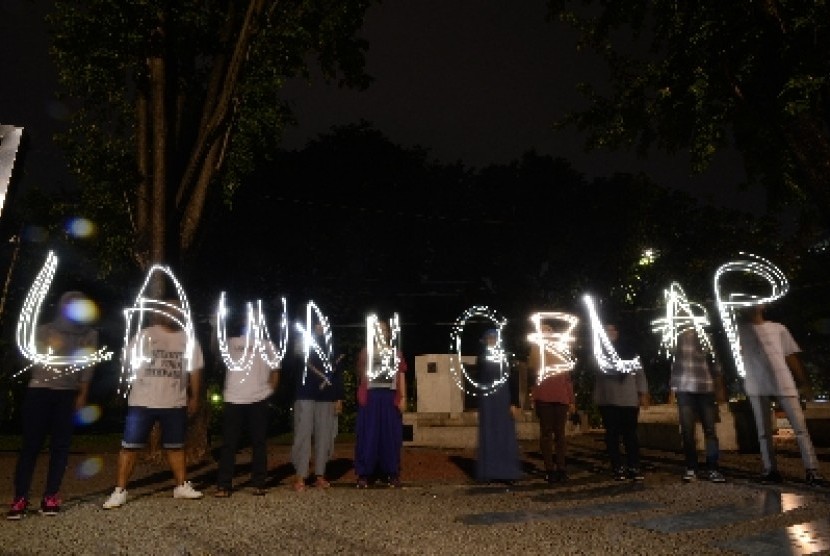 Sejumlah aktivis menggelar aksi damai Melawan Gelap mendukung petisi meminta Presiden Joko Widodo dan kepolisian menangkap pelaku penyerang Novel Baswedan di Taman Aspirasi, Jakarta, pada 18 April 2017. 