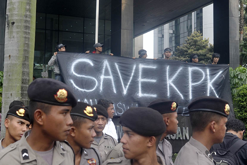 Sejumlah aktivis menggelar aksi menyikapi penangkapan Wakil Ketua KPK Bambang Widjojanto oleh Bareskrim Mabes Polri.