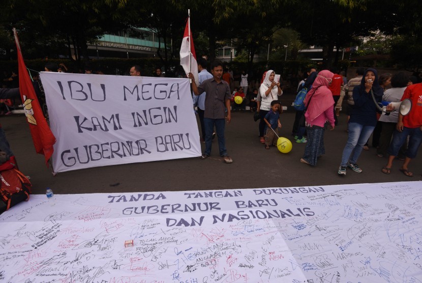 Sejumlah aktivis menggelar aksi penggalangan petisi menolak dukungan terhadap Gubernur DKI Jakarta Basuki Tjahaja Purnama atau Ahok untuk kembali dicalonkan dalam pilkada 2017 di Kawasan Bundaran HI, Jakarta, Minggu (28/8). 