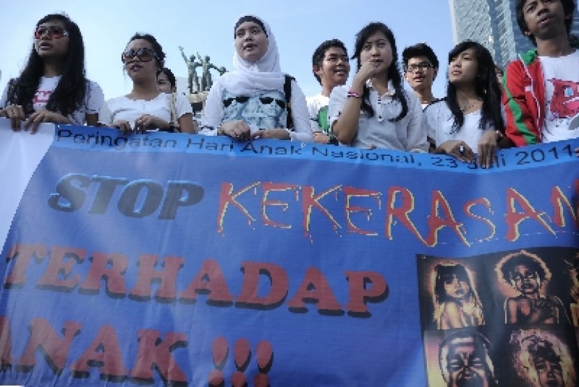 Sejumlah aktivis mengikuti aksi damai memperingati Hari Anak Nasional di kawasan Bundaran Hotel Indonesia (HI), Jakarta, Minggu (24/7). Aksi yang diprakarsai oleh komunitas peduli anak jalanan, Save Street Child tersebut menuntut jaminan hak dan perlindung