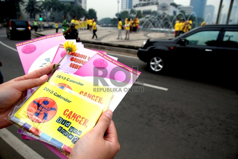  Sejumlah aktivis mengikuti aksi peduli kanker untuk memperingati Hari Kanker Sedunia di Jakarta.