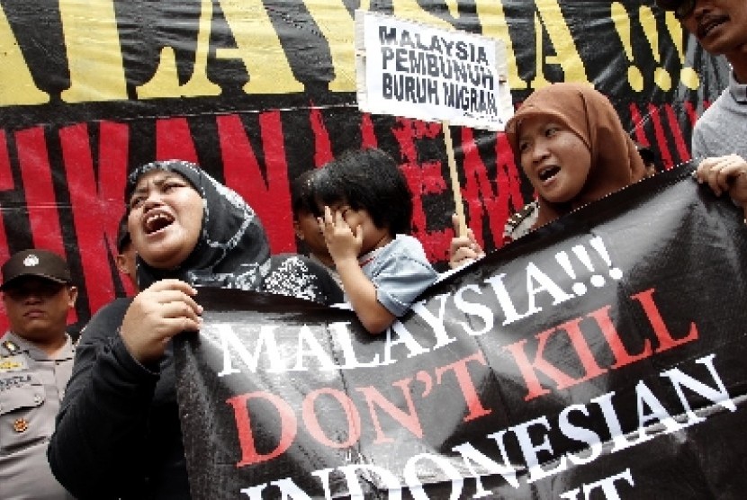 Sejumlah Aktivis Migrant Care melakukan unjuk rasa di depan Kedubes Malaysia, di Kuningan, Jakarta. Mereka menuntut perlindungan bagi TKI yang bekerja di Malaysia dan mengusut tuntas penembakan brutal oleh polisi Malaysia.