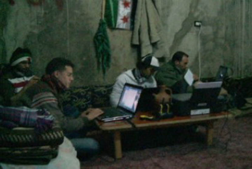 Sejumlah aktivis oposisi Suriah dalam persembunyian dengan amunisi laptop dan gadget untuk menyebar informasi ke penjuru dunia