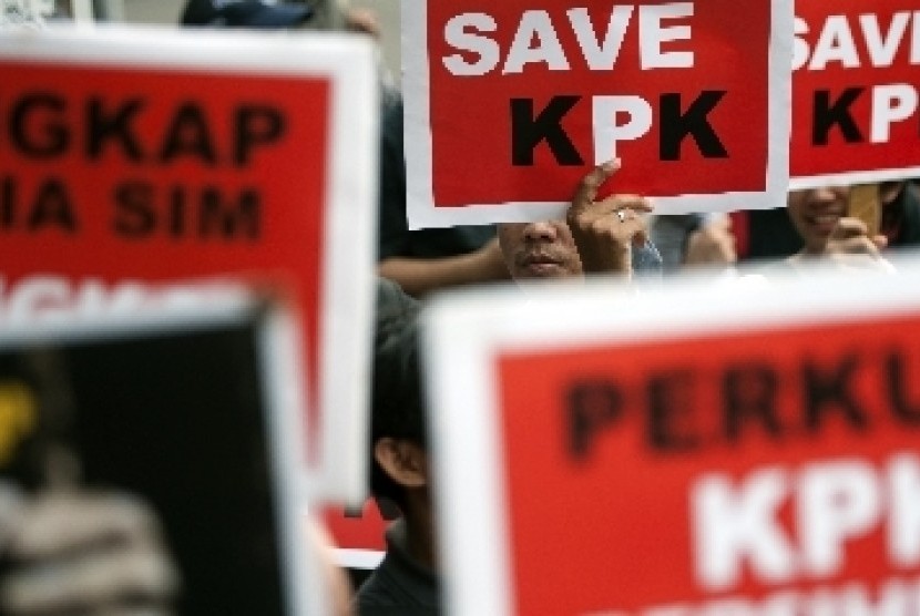 Sejumlah aktivis, ormas, dan LSM yang tergabung dalam Warga Pendukung Pemberantas Korupsi melakukan aksi mendukung KPK di depan gedung KPK, Jakarta, Jumat (5/10).