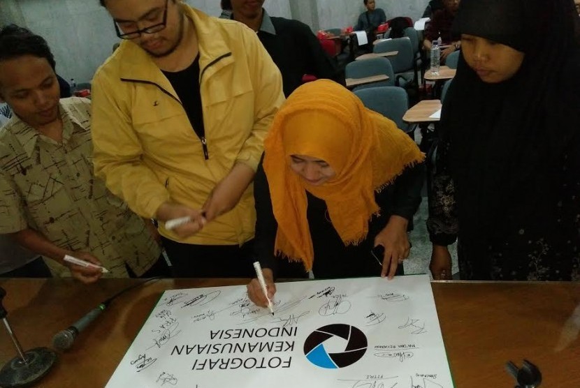 Sejumlah aktivis sosial dan fotografer meresmikan terbentuknya gerakan sosial Fotografi Kemanusiaan Indonesia (FK.id) di Masjid Agung Sunda Kelapa, Jakarta, Ahad (4/9). 