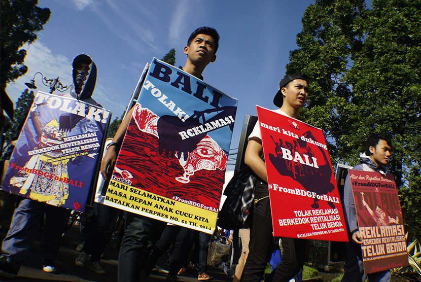 Sejumlah aktivis yang tergabung dalam #FromBDGForBALI melakukan aksi solidaritas penolakan reklamasi Teluk Benoa Bali pada kegiatan Hari Bebas Kendaraan Bermotor Dago Bandung, Jawa Barat, Minggu (10/4).