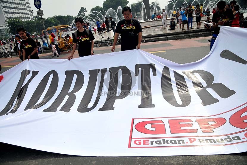  Sejumlah aktivis yang tergabung dalam Gerakan Pemuda Anti Korupsi peringati Hari Anti Korupsi seDunia di Bundaran HI, Jakarta, Ahad (8/12).  (Republika/Prayogi)