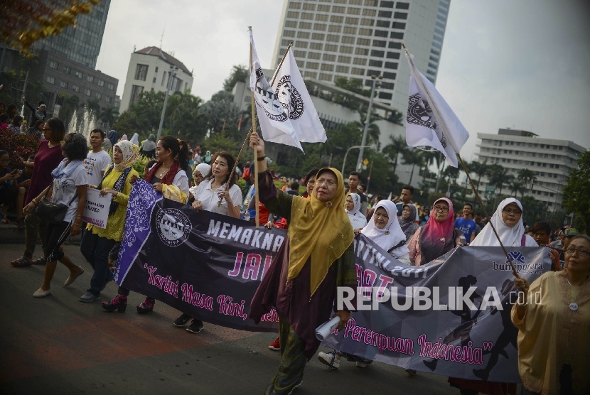  Sejumlah aktivis yang tergabung dalam Kaukus Perempuan Politik Indonesia melakukan jalan santai dalam rangka memperingati jelang Hari Kartini saat Hari Bebas Kendaraan Bermotor (HBKB) di Jalan M.H Thamrin, Jakarta, Ahad (16/4).