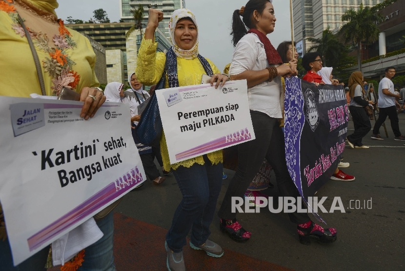 Sejumlah aktivis yang tergabung dalam Kaukus Perempuan Politik Indonesia melakukan jalan santai dalam rangka memperingati jelang Hari Kartini saat Hari Bebas Kendaraan Bermotor (HBKB) di Jalan M.H Thamrin, Jakarta, Ahad (16/4).